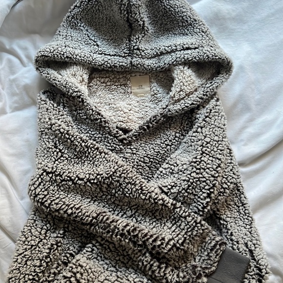 Fluffy thread and supply hoodie - Picture 1 of 4